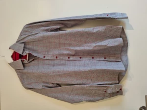 Grå skjorta - Röda detaljer. Fint skick.