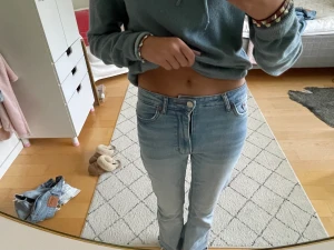 Avklippta zara jeans - Säljer dessa avklippta zara jeans i snyggaste tvätten eftersom de är för korta på mig. Passar någon som är runt 160 cm lång🩷🩷de är mid rise och flare.  hör av er för fler frågor eller om mer bilder på jeansen önskas 🌸🌸