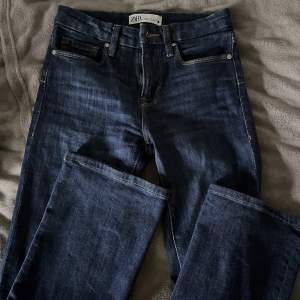 Säljer mina trendiga lågmidjade bootcut jeans från zara! Dom var tyvärr för små för mig, nästan aldrig använda, stl 34💕