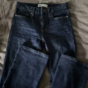 Säljer mina trendiga lågmidjade bootcut jeans från zara! Dom var tyvärr för små för mig, nästan aldrig använda, stl 34💕