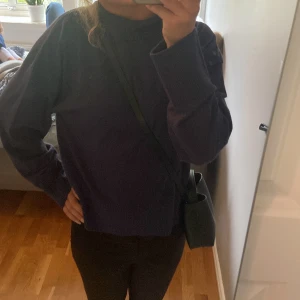 Mörkblå stickad  - Skriv vid frågor! 💓