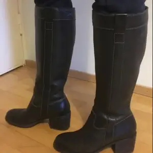 I am selling my boots which are in excellent condition and have been used only few times. They have no zippers.  Pick up in Gothenburg close to Wavrinskys plats or I can post them to you. 