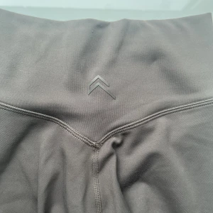 Oner active Träningstights  - Helt oanvända timeless Träningstights från Oner Active i färgen deep taupe, nypris: 617kr