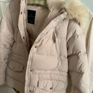 ZARA GIRLS JACKA - En oanvänd jacka från zara girls strl 13/14år, beige/rosa. Köpt för 799kr på Zara i Göteborg. Varm o mysig! Skriv för prisförslag!💕