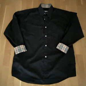 Burberry Skjorta - Svart Burberry skjorta i storlek M. Priset är ej hugget i sten så kom gärna med prisförslag