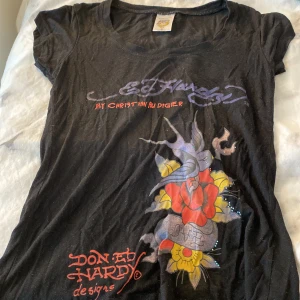 T-shirt - En super fin ed Hardy tröja som tyvärr inte passar mig! Diamanterna har ramlat av i tvätten med den ser ändå väldigt bra ut, 