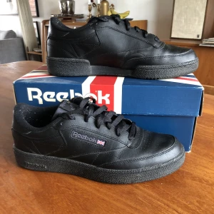 Reebok skor - Ett par svarta Reebok club c 85 skor knappt använda.