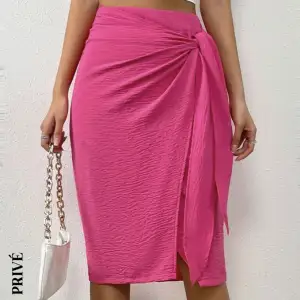 Säljer denna rosa kjolen med knyt då den inte kommer till användning. Den är mer rosa i verkligheten och är så fin på. Helt ny med prislapp kvar , aldrig använd 