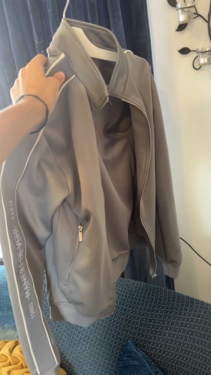 Maniere devoir  - Säljer min maniere devoir kofta, som är köpt från fransk hemsida som är alldeles för liten på mig.