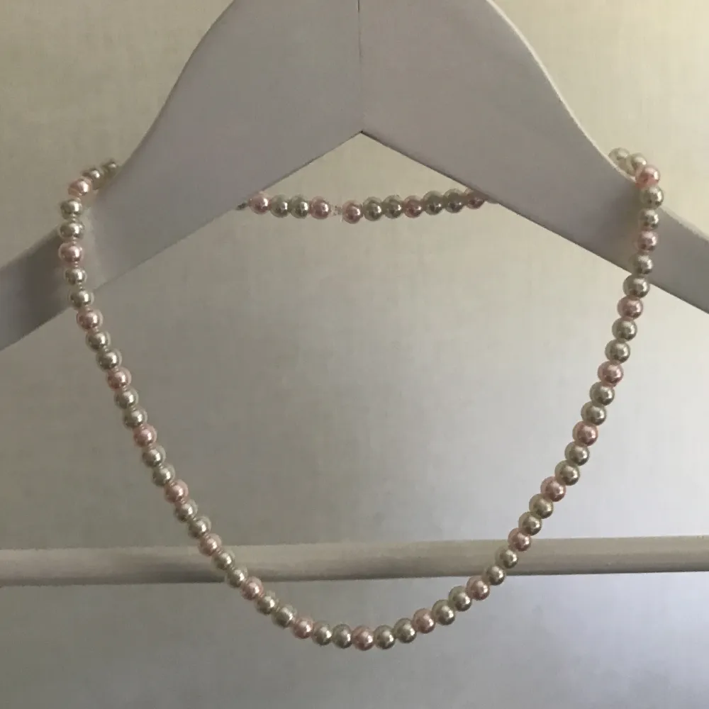 Vackert pärlhalsband gjort av vita och rosa pärlor. Handgjort och nytt. Kontakta gärna vid frågor, köpare står för frakt.  Har också andra smycken på min profil.. Accessoarer.