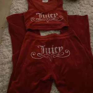 Juicy Couture byxor & linne  - Juicy Couture byxor & linne 300 kr, (separat: linne 110 kr, byxor 200 kr) Byxor är i storlek S och linnet är i storlek XS, köpt från Urban Outfitters. Linnet har en liten nagelacks fläck på framsidan, annars i bra skick, skriv för bilder på!