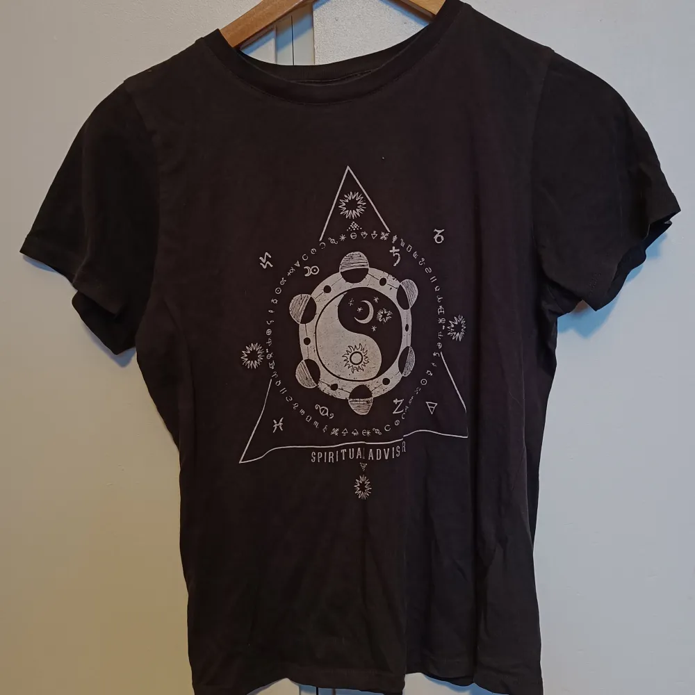 En snygg t-shirt med zodiac tecken på. Säljer den då det inte är min stil längre, nästan helt nytt skick. Pris kan diskuteras ❤️❤️. T-shirts.