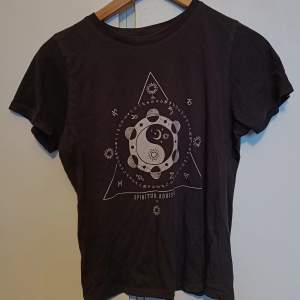 En snygg t-shirt med zodiac tecken på. Säljer den då det inte är min stil längre, nästan helt nytt skick. Pris kan diskuteras ❤️❤️