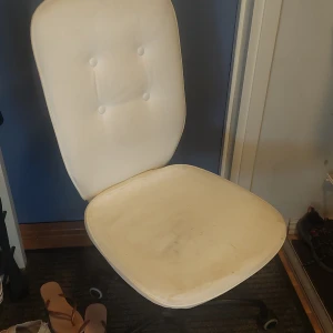 Kontorsstol - Vitt. Lite smutsig som går att tvätta bort. Däför blir priset 200 kr. Orig. Pris 800