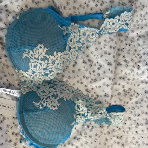 GIORGIA PRETTY FLOWER - Bygel-bh - SÄLJS INTE LÄNGRE PÅ DERAS HEMSIDA! Intimissi bh! Säljer då jag beställde flera och retur processen var allt för krånglig 🤍 Helt oanvänd HAR I ROSA OCKSÅ! storlek 75B, nypris 499
