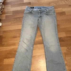 Ljusblå lågmidjade bootcut jeans - Säljer dem hör jätte gulliga lågmidjade bootcut jeansen! Säljs pga att de är för små🫶🏼❤️