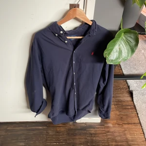 Ralph lauren skjorta  - säljer denna ralph laurwn skorta eftersom den var lite stor för mig. Bra skicka ny pris ca 1200