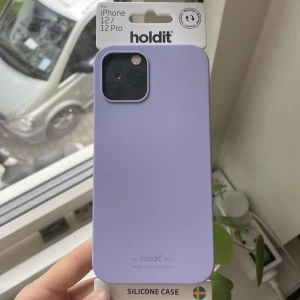 holdit iPhone 12 skal - helt oanvänt iPhone 12 skal från holdit. köpt för ett år sedan men aldrig kommit till användning.