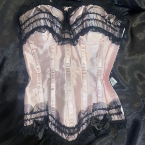 Rosa korsett  - Super söt rosa korsett tyvärr ej min stil, storlek M, kan gå ner i pris vid snabb affär, går att justera i storlek🫶🏻