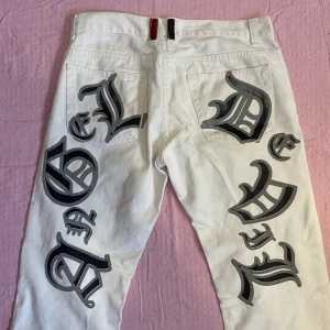 Jeans med tryck - Coola jeans med tryck på baksidan. Trycket är ”angel - devil” och dom är i bra vintage skick. Dom är lågmidjade med vida ben🌪️ Om man vill ha dom fraktade så tillkommer fraktkostnad⭐️