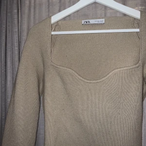 Stickad topp - Säljer min superfina stickade tröja från Zara som inte säljs längre💕💕 den är i väldigt fint skick!!! Den är i storlek L men skulle mer säga att den sitter som en liten större M💕💕