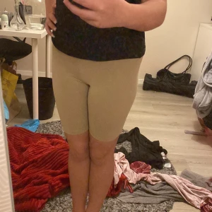 Cykelbyxor  - Jättesköna cykelbyxor! Har haft länge men inte använt så mycket pågrund av att jag inte har cykelbyxor så ofta. Hade velat ha kvar de men måste bli av med de.