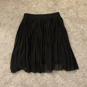 Svart kjol - Svart kjol från nakd i storlek S.