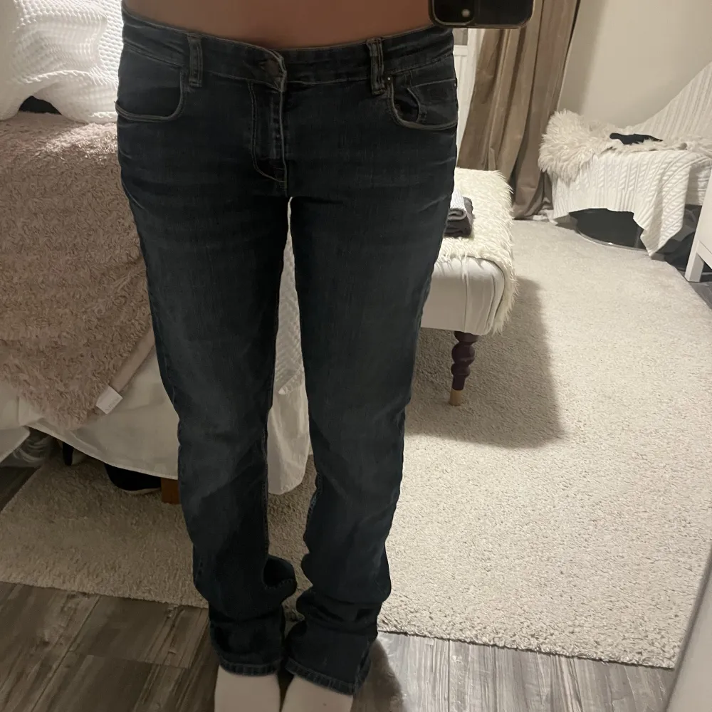 Super fina Dobber jeans men sälj pga ingen användning💕 De är för långa för mig som är 166💕. Jeans & Byxor.