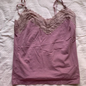 lila linne med spets - älskar denna, använt några gånger men fortfarande bra, materiallt är av bra kvalite och spetsen går runt och den har justerbara straps som en bh