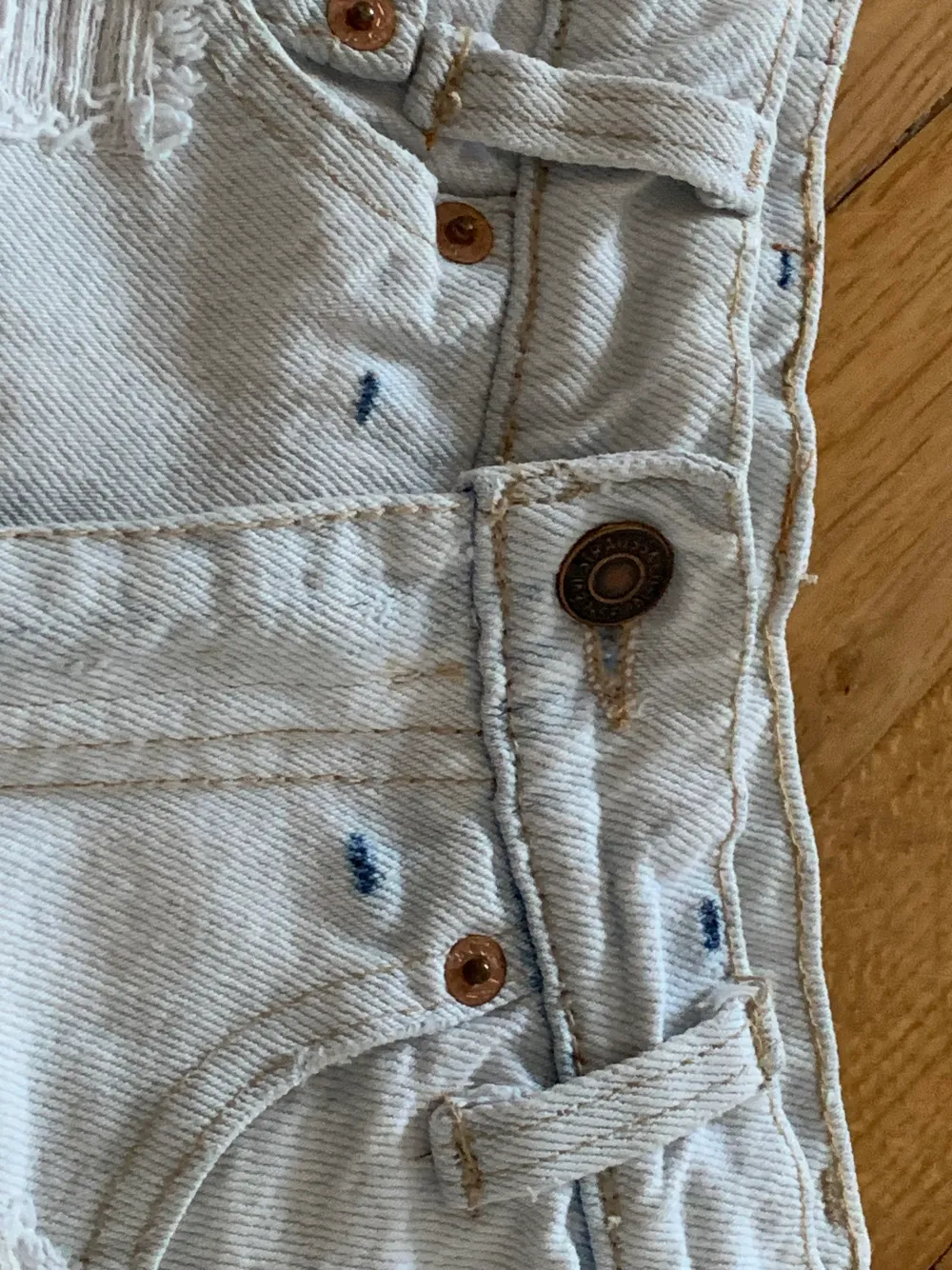 Levis shorts, köpta second hand i Australien. Osäker på storlek men passar en XS-S! Väldigt ljusa i färgen, sitter super fint på.. Shorts.