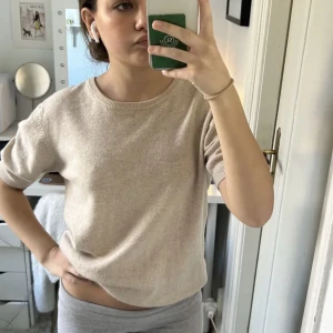 Soft goat t shirt  - Jättefin soft goat t shirt i 100% kashmir i beige, kan även tänka mig byta mot något annat (bra skick) (lånad bild)
