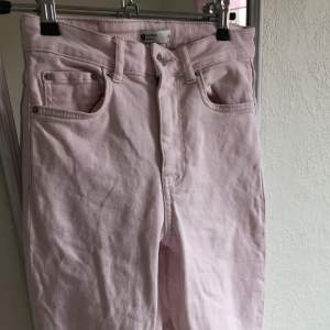 Ljusrosa jeans från Gina med slits längst ner. Storlek 34 och rätt stretchiga🩵