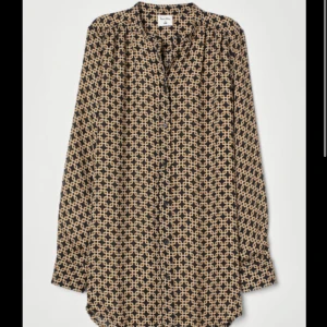 Blus skjorta från hm  - Super fin blus skjorta från H&M X Richard allen collection som ej säljs längre. Blusen är aldrig använd och passar till många olika tillfällen 🩷💗