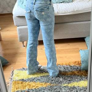Säljer dessa super snygga HM jeans som e lowwaist och bootcut. Kommer tyvärr inte till användning längre men e i super fint skick och snygga detaljer💕💕kontakta vid intresse eller mer info. 