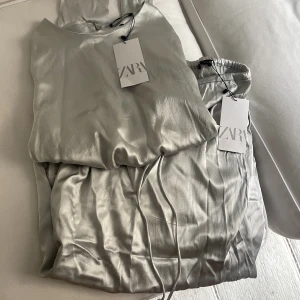 Zara set - Matchande set från zara. Helt oanvänt med lapp kvar. Kjol s och topp m men sitter som s. 