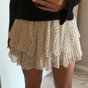 Prickig kjol - Prickig kjol, kommer ej till användning 💗