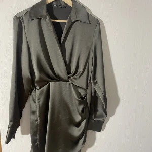 Grön satin klänning Zara - Kommer aldrig till användning tyvärr, använd en gång.