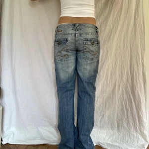 Lågmidjade bootcutjeans med fickor - Midjemått- 40cm (rätt över)  Inerbenslängd - 82cm  Jag är 170 på bilderna! Inga defekter!  Du kan använda KÖP NU💕