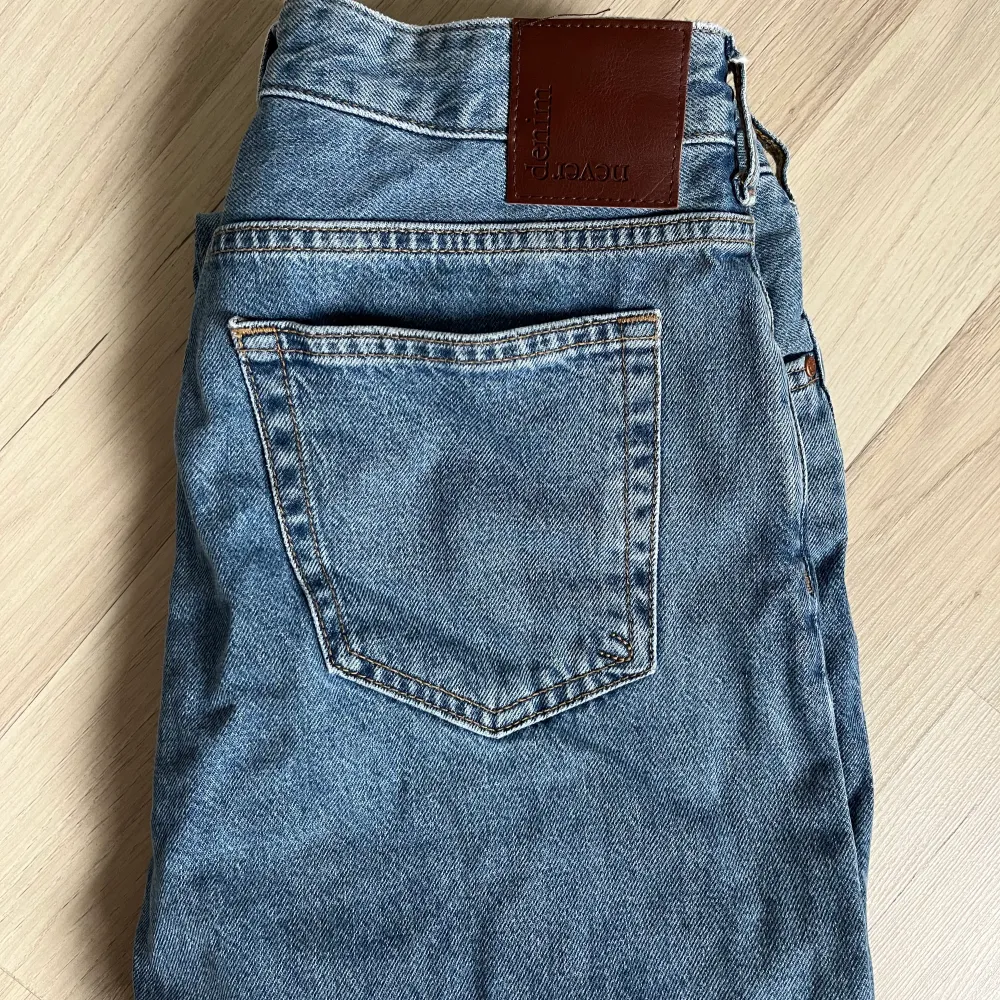 Säljer dessa jeans för dom blivit för små, knappt använda. Det är midwaist. Jeans & Byxor.