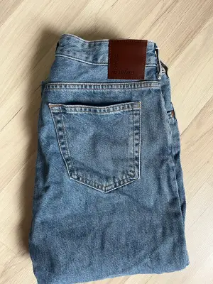 Säljer dessa jeans för dom blivit för små, knappt använda. Det är midwaist