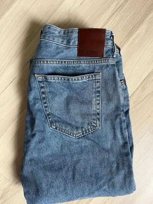 Jeans - Säljer dessa jeans för dom blivit för små, knappt använda. Det är midwaist