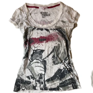 Vintage t-shirt - Cool retro topp med en tjej som sjunger på framsidan. Tycker även den har fint märke på baksidan!❣️