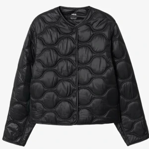 Jacka - Säljer den här jätte fina jackan från Mango. Den är nästan helt oanvänt och har inga defekter! Köpte den i November för 500kr❤️