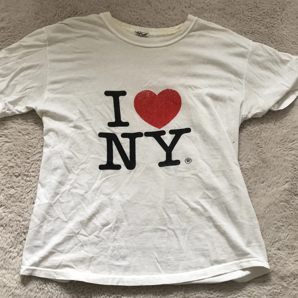 Säljer min I ❤️ NY t shirt pga att den tyvärr inte kommer till användning. Den är i storlek M men passar mig bra med strö XS/S. Tröjan är i bra skick, inga defekter eller hål, priset kan diskuteras❤️❤️. T-shirts.