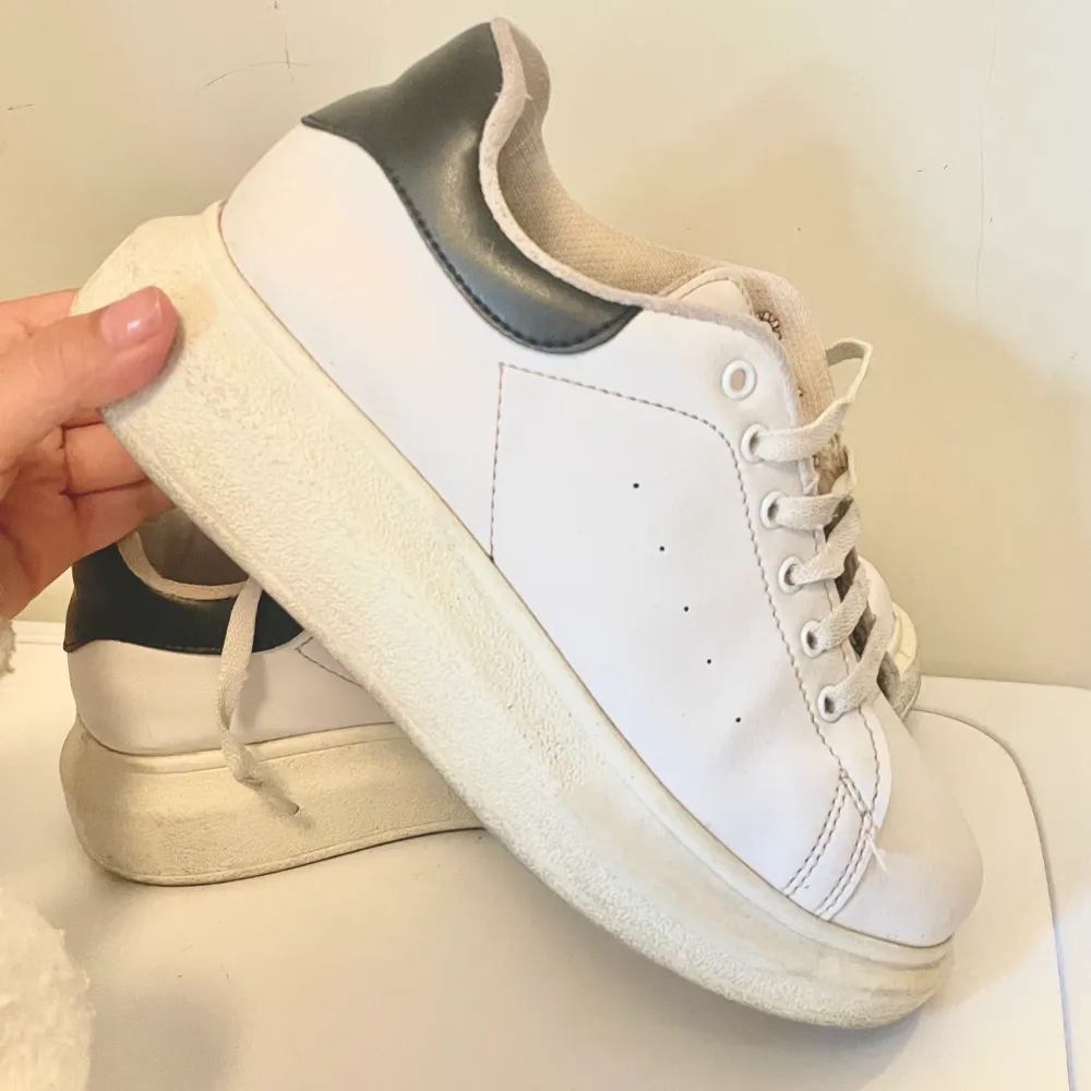 Sneakers från nelly köpta för 399kr. Storlek 36. . Skor.