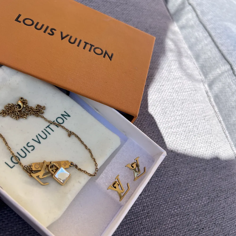 Säljer dessa Louis Vuitton örhängen samt Louis Vuitton halsband. Säljes då guld inte är något jag använder. Köpta från Louis Vuitton på Östermalm (sthlm). Går att köpa örhängerna och halsbandet enskilt. För mer information och bilder skriv privat.. Accessoarer.
