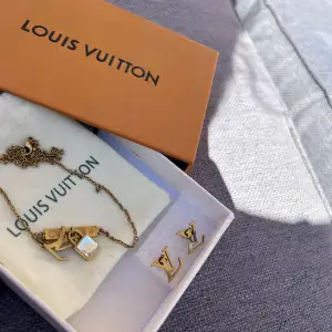 Säljer dessa Louis Vuitton örhängen samt Louis Vuitton halsband. Säljes då guld inte är något jag använder. Köpta från Louis Vuitton på Östermalm (sthlm). Går att köpa örhängerna och halsbandet enskilt. För mer information och bilder skriv privat.