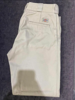 Dickies 874 workpant - Helt nya dickies byxor köpta december 2022. Byxorna var små och är ej använda. Kvitto från zalando finns. 
