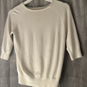 Tröja - Superfin vit trekvartsärmad tröja, var en polo tröja från början men sytt om den, använd ca en gång💕 Skriv för mer bilder!