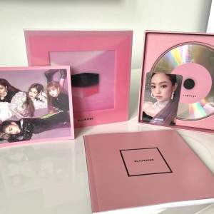 Blackpink mini album square up, innehåller 2 photo cards 1 photo book och 1 cd skiva. Skriv för mer info💖